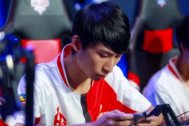 尽管王岚嵚